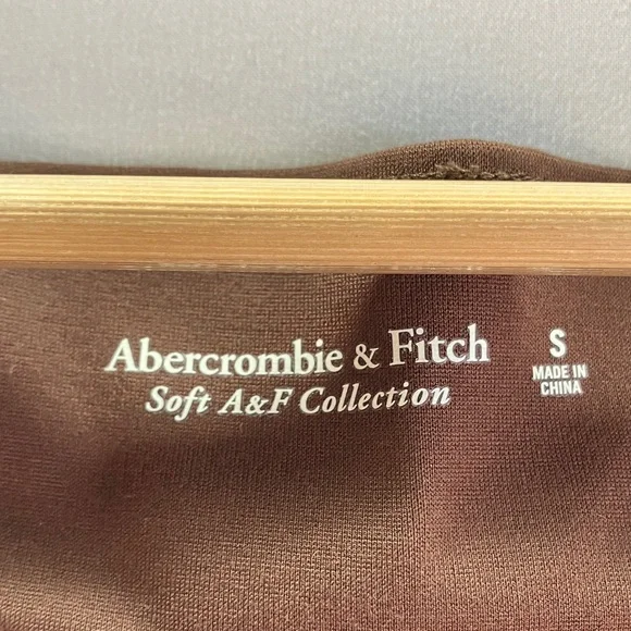 Abercrombie & Fitch Chocolate Off-Shoulder Top - Picture 4 of 6